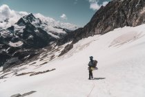 Scalatore su Tantalus Traverse, una classica traversata alpina vicino a — Foto stock