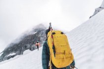 Bergsteiger auf der Tantalus Traverse, einer klassischen alpinen Querung in der Nähe von Squamish, British Columbia, Kanada — Stockfoto