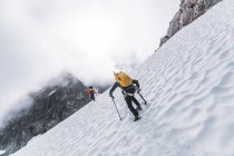 Scalatori su Tantalus Traverse, una classica traversata alpina vicino a — Foto stock
