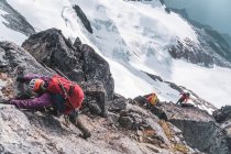 Escalades sur Tantalus Traverse, une traversée alpine classique à proximité — Photo de stock