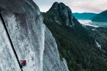 Kanada, British Columbia, Squamish, Mann Klettern — Stockfoto