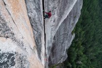 Canadá, Columbia Británica, Squamish, Hombre escalada en roca - foto de stock