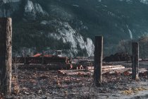 Canadá, Columbia Británica, Squamish, Lumberyard a pie de montaña - foto de stock