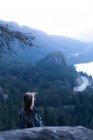Канада, Британская Колумбия, Сквамиш, Молодая женщина смотрит на пейзаж — стоковое фото