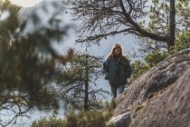 Canada, Colombie-Britannique, Squamish, Jeune femme randonnée — Photo de stock