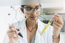 Allemagne, Bavière, Munich, Femme scientifique travaillant en laboratoire — Photo de stock