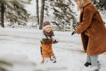Канада, Онтаріо, мати і дочка (2-3) бавляться з снігом. — стокове фото