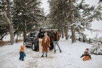 Canada, Ontario, Parents with children (12-17 months, 2-3) next to car — Stock Photo