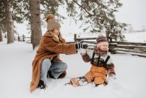 Канада, Онтарио, мать и дочь (2-3) играют на снегу — стоковое фото