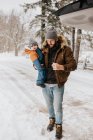 Канада, Онтаріо, батько, який тримає малюка (12-17 місяців) в зимовий день. — стокове фото