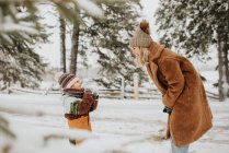 Канада, Онтаріо, мати і дочка (2-3) бавляться з снігом. — стокове фото
