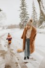 Kanada, Ontario, Mutter und Tochter (2-3) auf Winterwanderung — Stockfoto