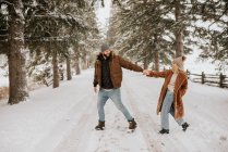 Canadá, Ontário, Casal sorridente de mãos dadas no passeio de inverno — Fotografia de Stock