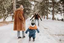 Canadá, Ontário, Pais com menino (12-17 meses) indo em passeio de inverno — Fotografia de Stock