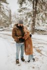 Canada, Ontario, Coppia di abbracci sulla strada innevata — Foto stock