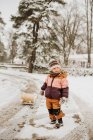 Канада, Онтаріо, дівчинка (2-3) стоїть на сніговій дорозі — стокове фото