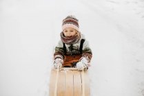 Canadá, Ontário, Sorrindo menina (2-3) em tobogã — Fotografia de Stock