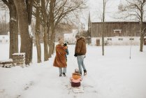 Канада, Ontario, Parts with children (12-17 months, 2-3) on winter walk — стоковое фото