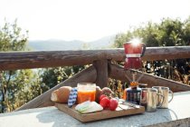 Italia, Austria, Colazione con macchina per il caffè sul fornello da campeggio nel paesaggio — Foto stock
