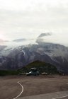 Італія, Австрія, автомобіль з наметом на даху в гірському ландшафті. — стокове фото