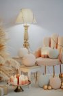 Itália, Toscana, Arezzo, Lit velas e abóboras na sala de estar — Fotografia de Stock