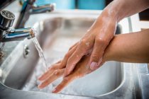 Royaume-Uni, Angleterre, Devon, Gros plan sur une femme se lavant les mains — Photo de stock