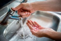 Großbritannien, England, Devon, Großaufnahme von Frau beim Händewaschen — Stockfoto