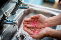 Regno Unito, Inghilterra, Devon, Primo piano delle mani della donna con sapone — Foto stock