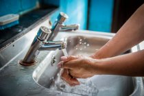 Regno Unito, Inghilterra, Devon, Primo piano delle donne che si lavano le mani — Foto stock