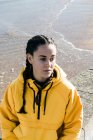 Портрет девочки-подростка (16-17 лет) в желтом пальто — стоковое фото