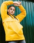 Ritratto di adolescente (16-17) con cappotto giallo — Foto stock