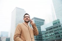 Великобритания, Лондон, Мужчина говорит по телефону в центре города — стоковое фото