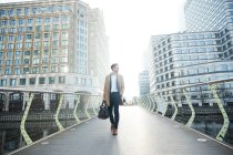 Großbritannien, London, Mann läuft auf Fußgängerbrücke — Stockfoto