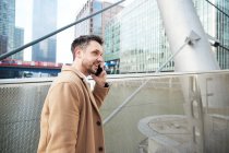 Royaume-Uni, Londres, Homme parlant au téléphone dans le centre-ville — Photo de stock