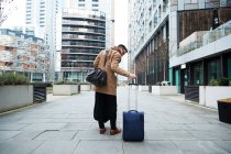 Великобритания, Лондон, Мужчина тянет чемодан — стоковое фото