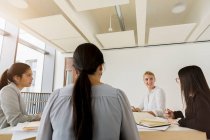 Германия, Бавария, Мюнхен, Женщины на деловой встрече в офисе — стоковое фото