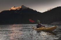 Канада, Британська Колумбія, Жінка - каякінг у річці Скваміш — стокове фото