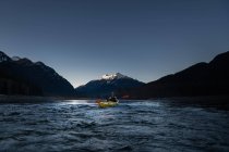 Canada, Columbia Britannica, Kayak donna nel fiume Squamish — Foto stock