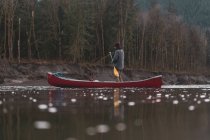 Канада, Британская Колумбия, Человек с каноэ на реке Сквамиш — стоковое фото