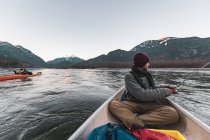 Канада, Британська Колумбія, Людина ловить рибу з каное в Скваміш ріці — стокове фото