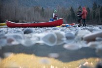 Canadá, Colúmbia Britânica, Amigos com canoa descansando no Squamish River — Fotografia de Stock