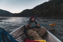 Canadá, Columbia Británica, Hombre piragüismo en el río Squamish - foto de stock