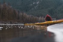Канада, Британская Колумбия, Женщина с байдаркой на реке Сквамиш — стоковое фото