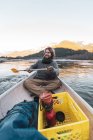 Canadá, Columbia Británica, Hombre piragüismo en el río Squamish - foto de stock