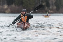Canada, British Columbia, Man kayak in Squamish River — Foto stock