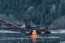 Канада, Британская Колумбия, Ман на байдарках в реке Сквамиш — стоковое фото