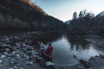 Canadá, Columbia Británica, Hombre y mujer piragüismo en el río Squamish - foto de stock