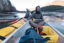 Канада, Британська Колумбія, чоловіки і жінки на каное в річці Скваміш — стокове фото