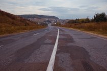 Ucrânia, Estrada rural vazia na paisagem do outono — Fotografia de Stock