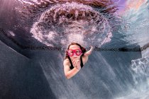 Petite fille plongée et piscine, vue rapprochée — Photo de stock